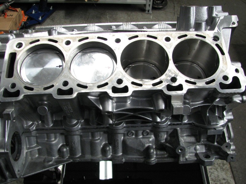 Детали двигателя Aston Martin